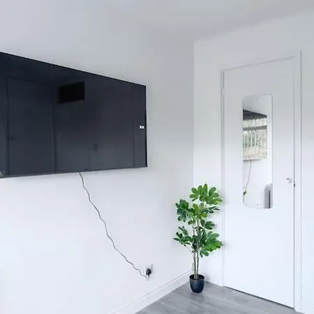 Karazo Ltd - Luxurious Contractor Friendly 2 Bed In Croydon Villa Exterior photo