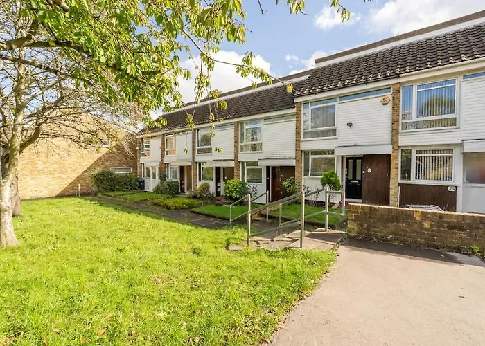 Karazo Ltd - Luxurious Contractor Friendly 2 Bed In Croydon