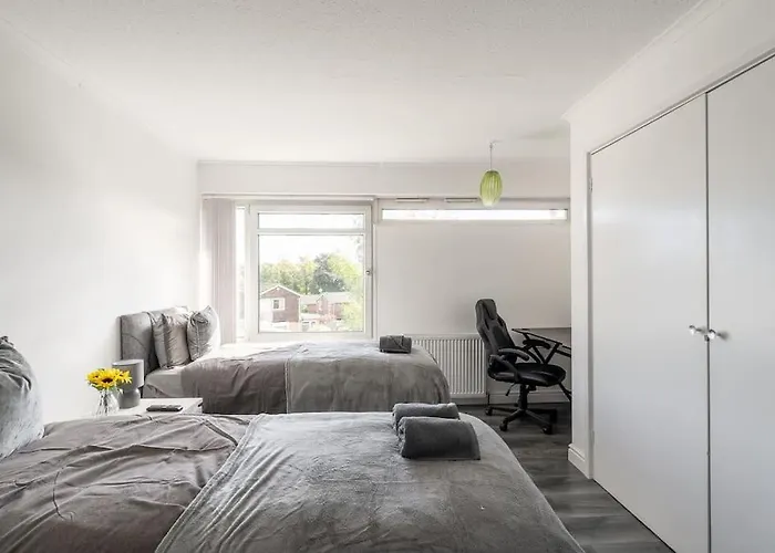 Karazo Ltd - Luxurious Contractor Friendly 2 Bed In Croydon