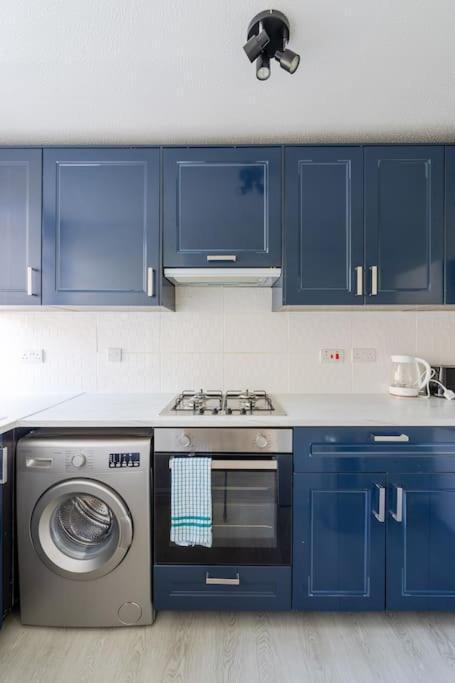 Karazo Ltd - Luxurious Contractor Friendly 2 Bed In Holiday home