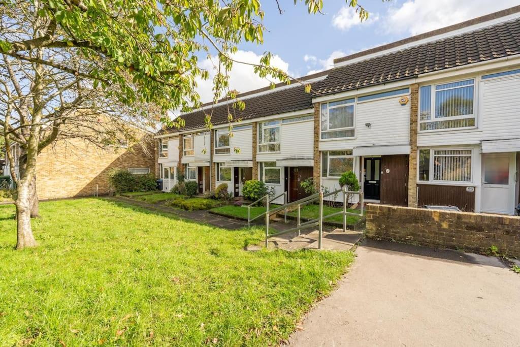Karazo Ltd - Luxurious Contractor Friendly 2 Bed In Holiday home *