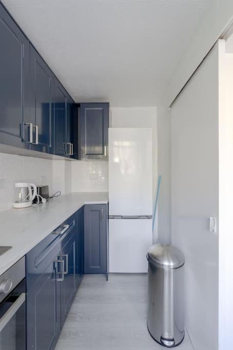 Karazo Ltd - Luxurious Contractor Friendly 2 Bed In