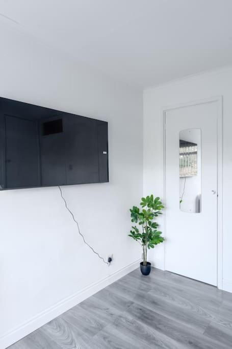 Holiday home Karazo Ltd - Luxurious Contractor Friendly 2 Bed In *