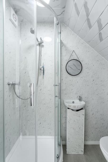 Karazo Ltd - Luxurious Contractor Friendly 2 Bed In *