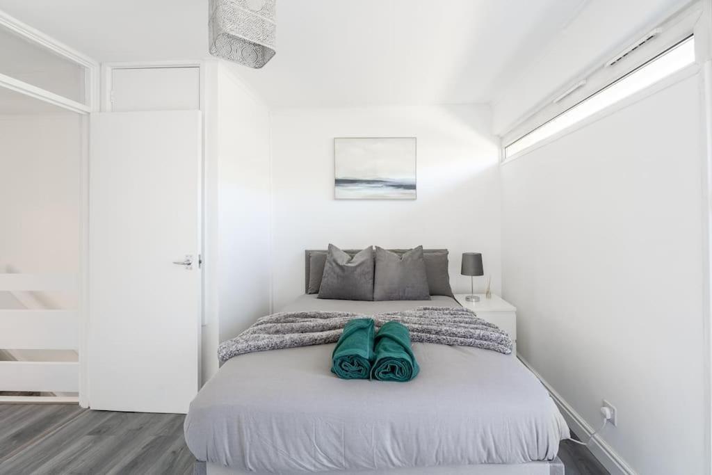 Karazo Ltd - Luxurious Contractor Friendly 2 Bed In Croydon