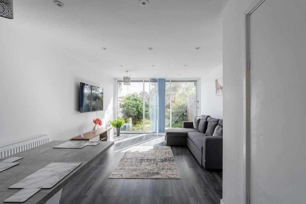 Karazo Ltd - Luxurious Contractor Friendly 2 Bed In Holiday home Croydon