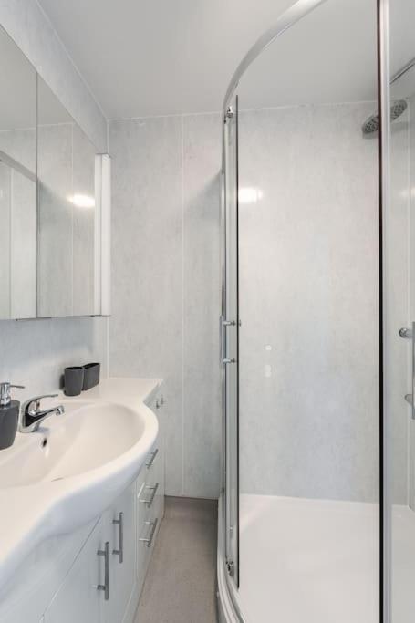 Holiday home Karazo Ltd - Luxurious Contractor Friendly 2 Bed In
