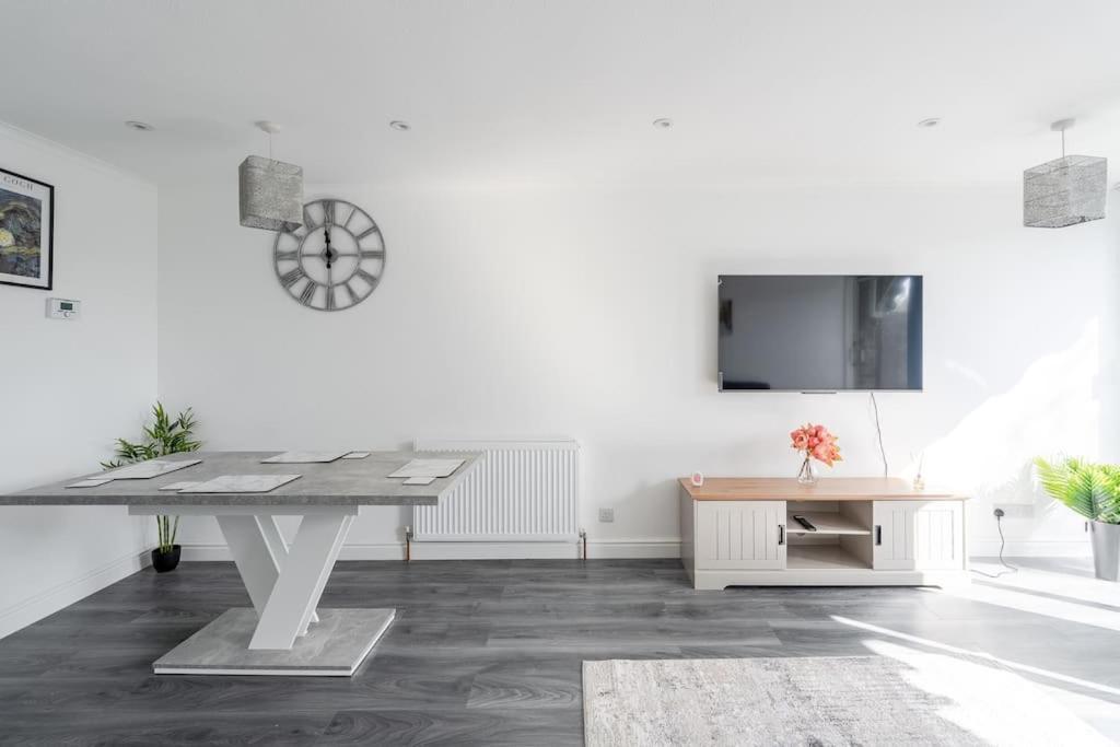 Karazo Ltd - Luxurious Contractor Friendly 2 Bed In Holiday home Croydon