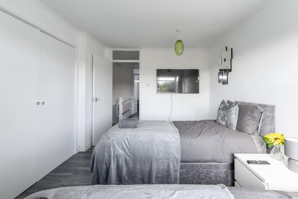Karazo Ltd - Luxurious Contractor Friendly 2 Bed In Holiday home