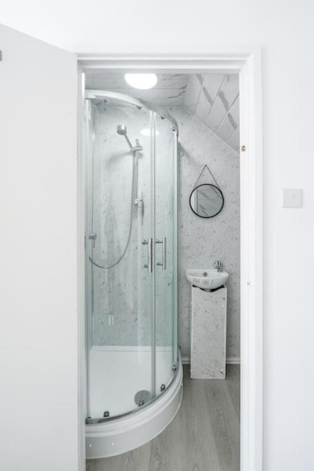 Karazo Ltd - Luxurious Contractor Friendly 2 Bed In Holiday home *