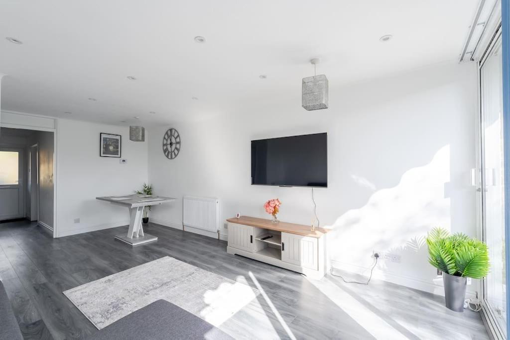 Karazo Ltd - Luxurious Contractor Friendly 2 Bed In Holiday home Croydon