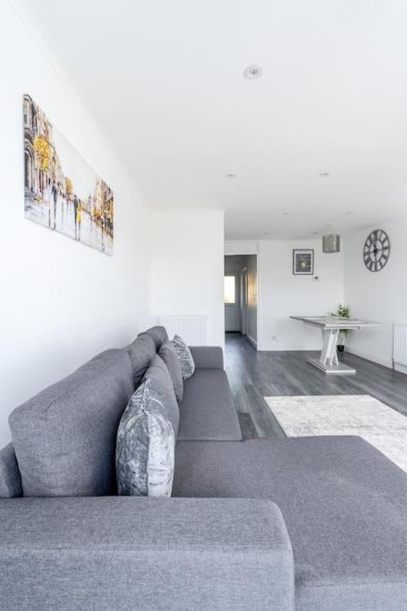 Karazo Ltd - Luxurious Contractor Friendly 2 Bed In