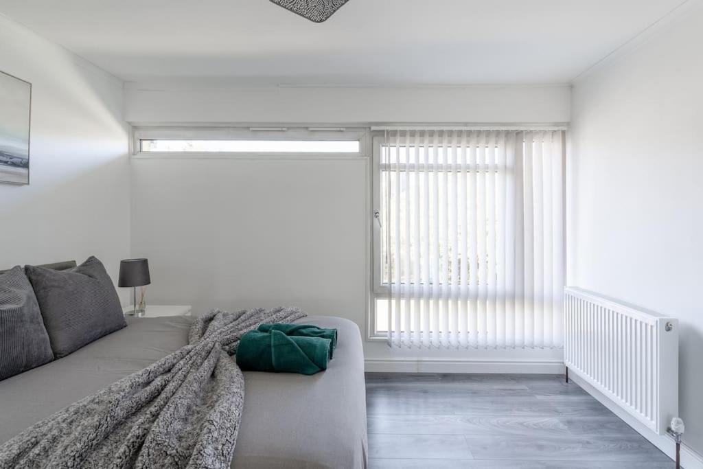 Karazo Ltd - Luxurious Contractor Friendly 2 Bed In *